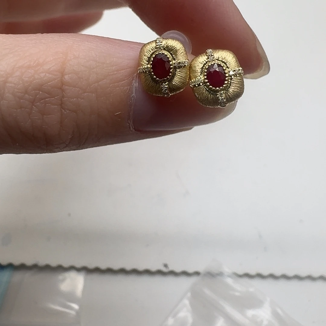 红宝石18K金镶嵌耳饰