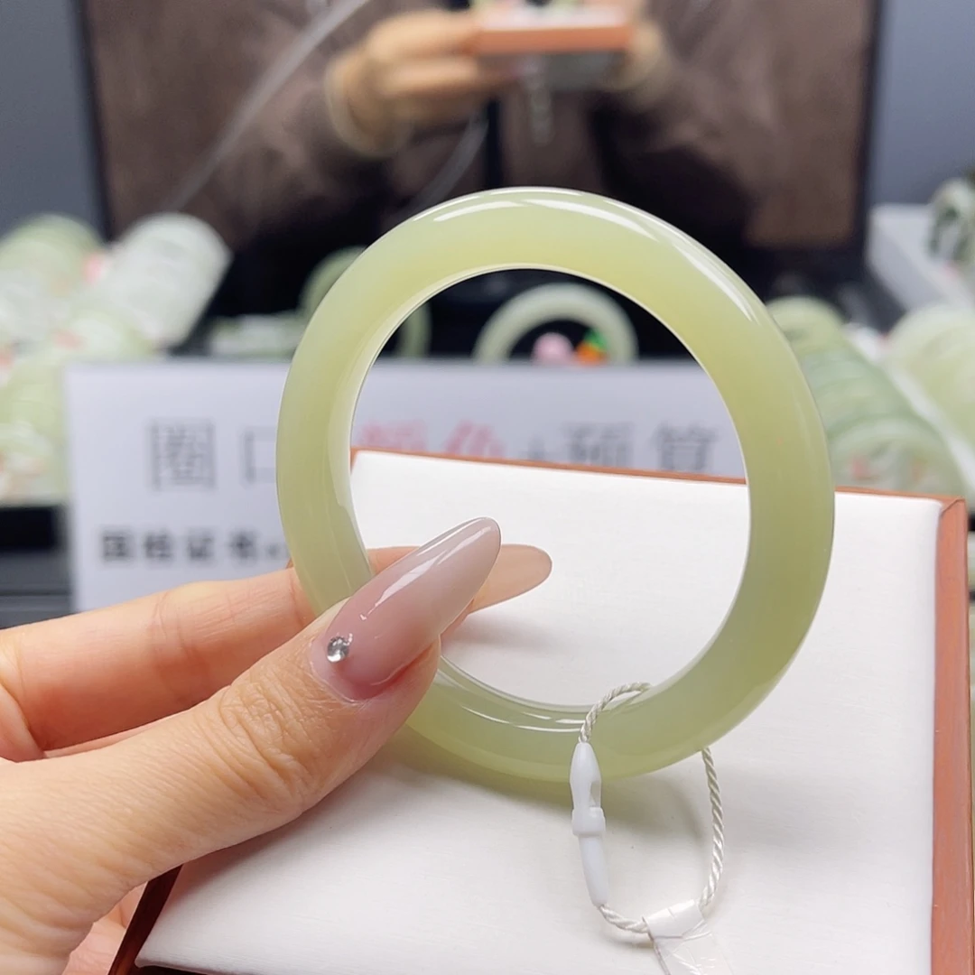 和田玉未镶嵌手镯