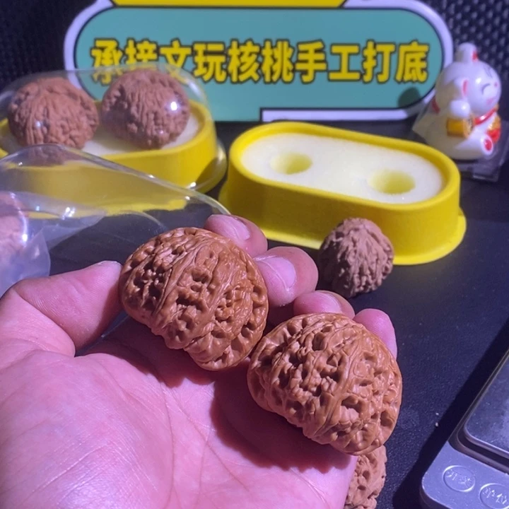 文玩核桃吊坠白狮子
