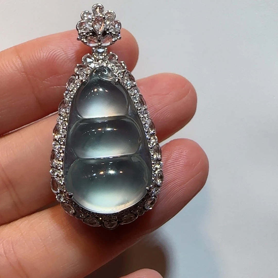 颈饰18K金镶嵌翡翠福豆