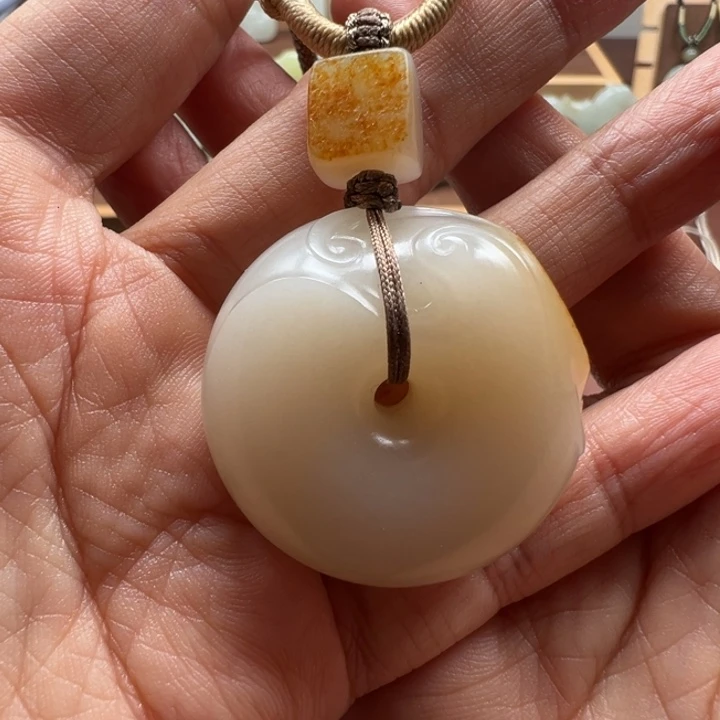 和田玉未镶嵌颈饰平安扣