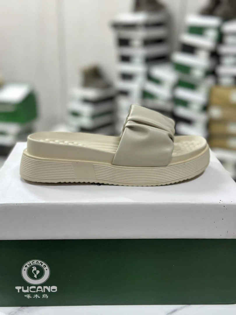 QQQ001休闲时尚凉鞋