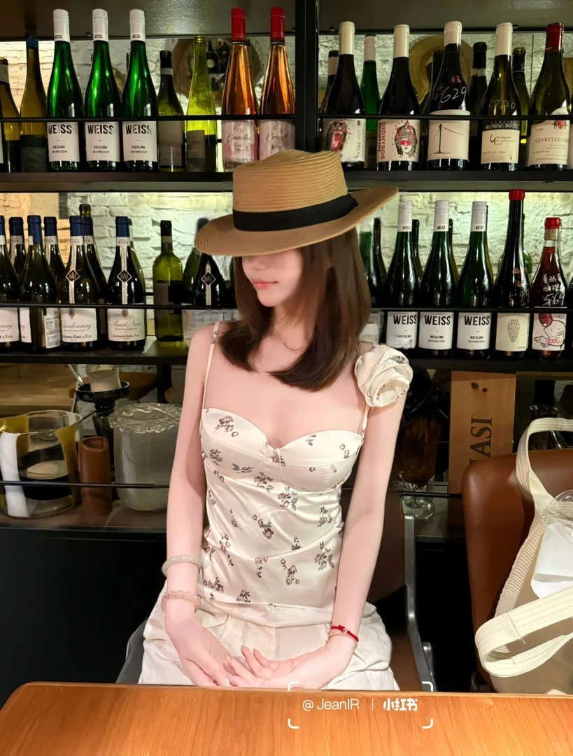 【巴塞玫瑰】法式缎面碎花修身带胸垫吊带背心女夏外穿上衣配休闲裤