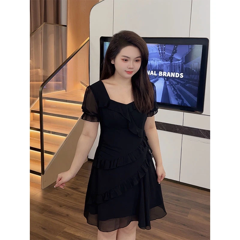 大梦微胖定制【LHC1337】时尚不规则遮肚显瘦压褶木耳边短袖小黑裙