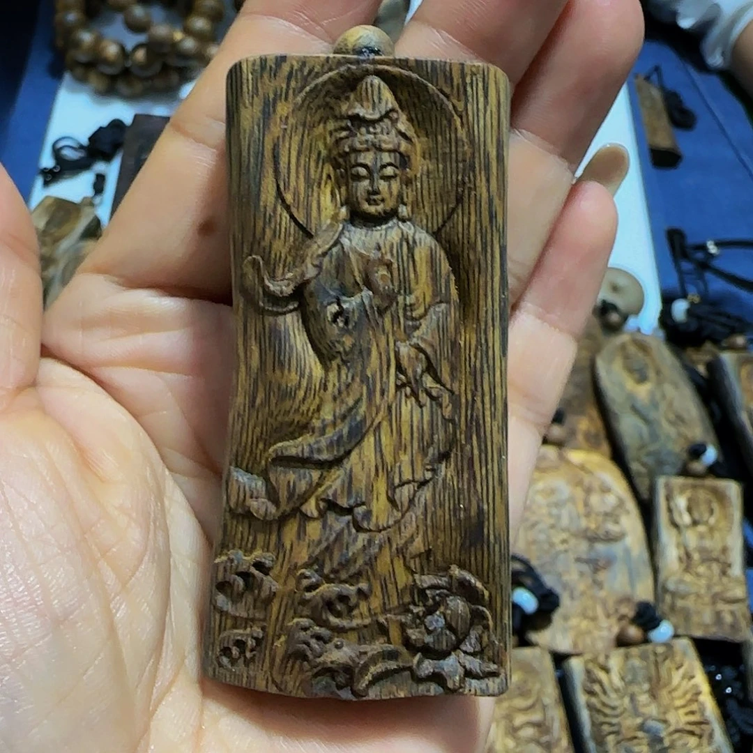 吊坠沉香海南老白奇树心油雕刻观音带绳22克