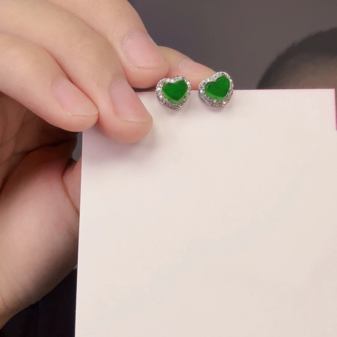 翡翠未镶嵌颈饰一对