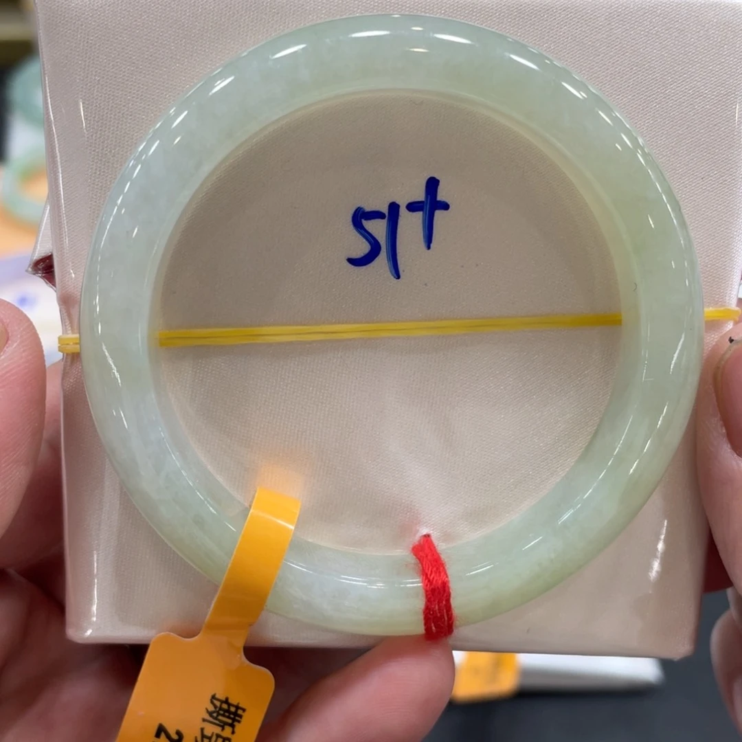 翡翠手镯未镶嵌翡翠