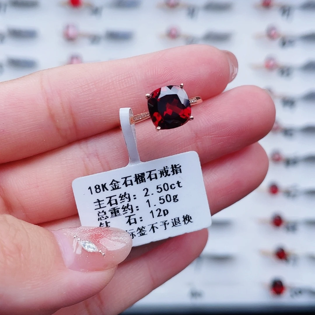 18K金镶嵌戒指石榴石