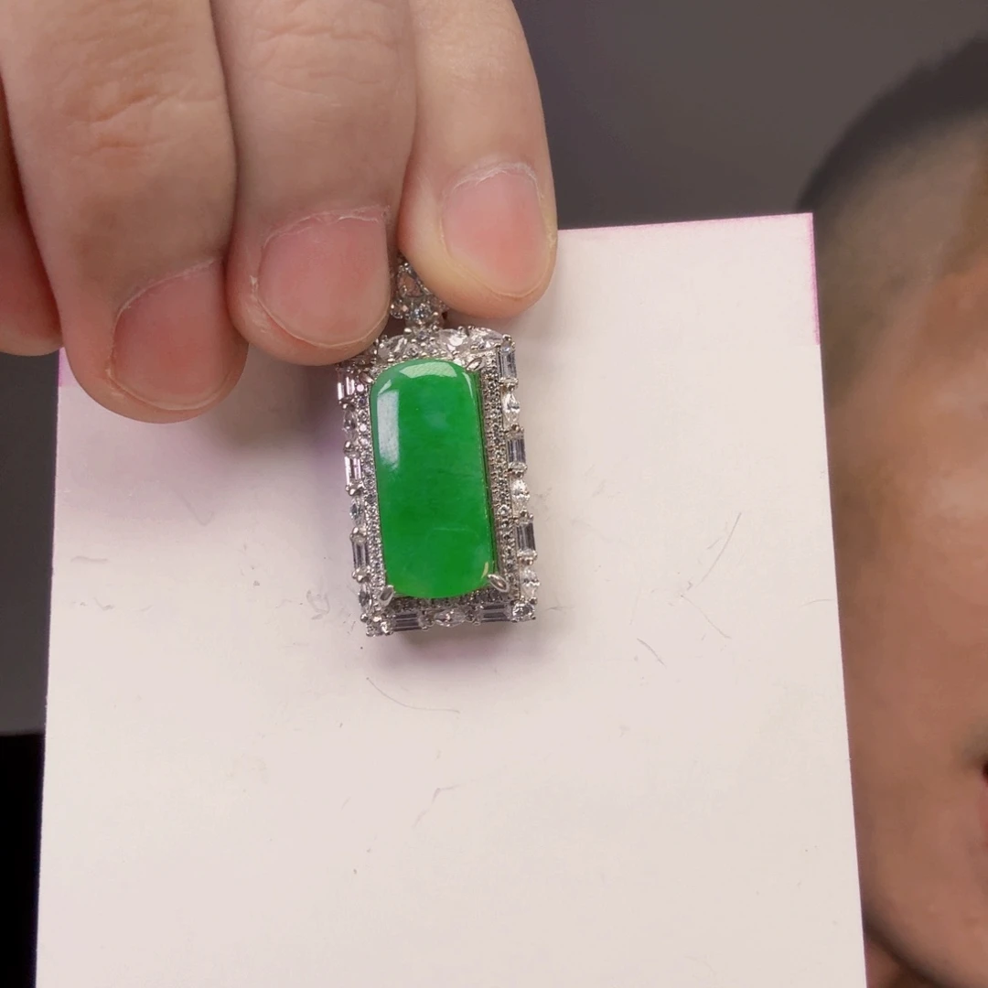 翡翠未镶嵌颈饰一件