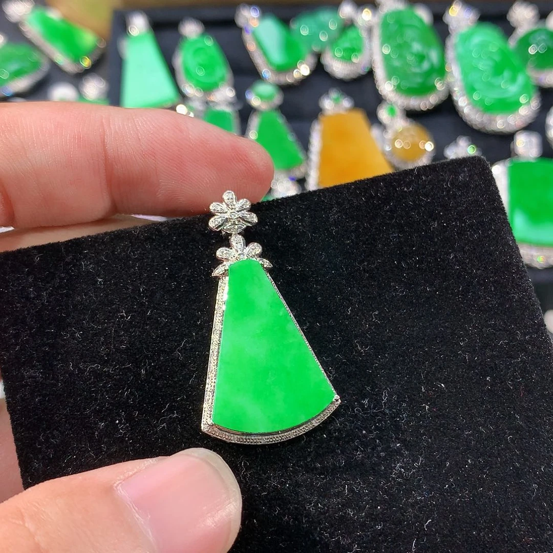 翡翠18K金镶嵌颈饰