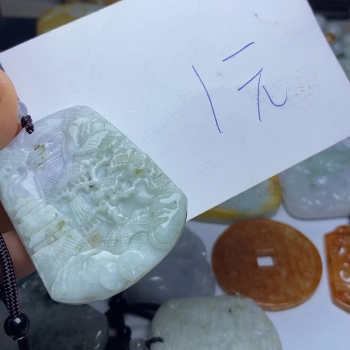 翡翠颈饰未镶嵌?***卜翡翠