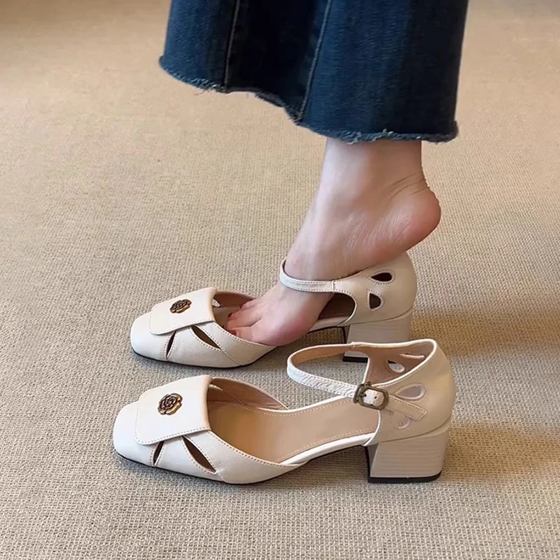 【万达撤柜】法式山茶花镂空包头凉鞋一字通勤气质方头粗跟单鞋女