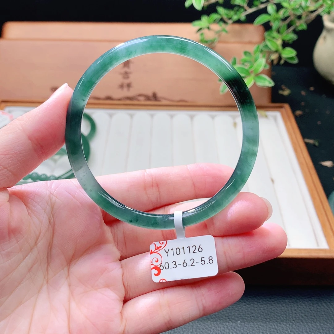 翡翠未镶嵌手镯（圆镯）
