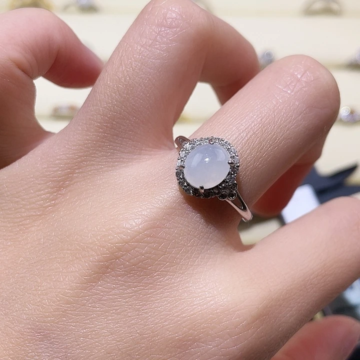 颈饰未镶嵌翡翠戒指