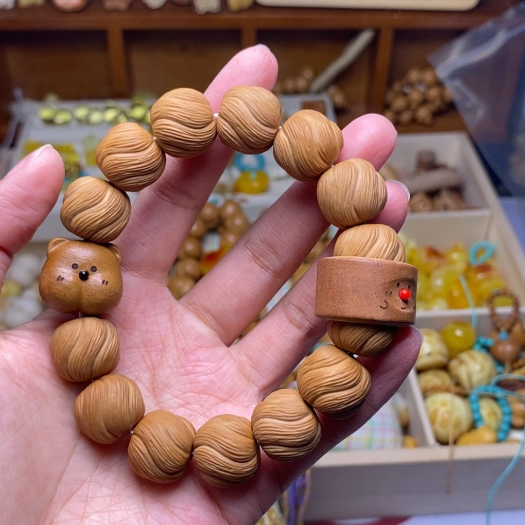 猴头核桃吊坠红鼻子小熊卷卷酥