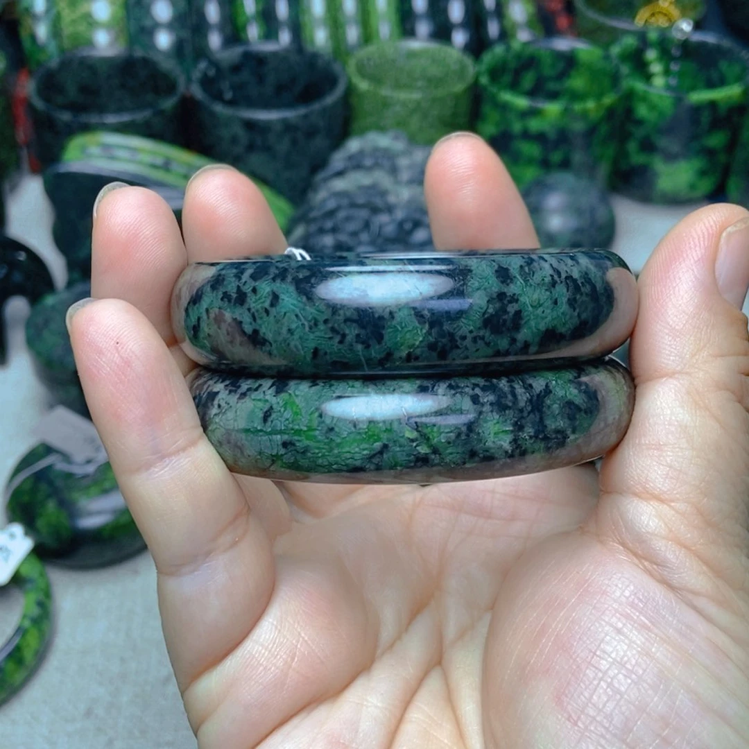 蛇纹石玉手镯未镶嵌微瑕一支