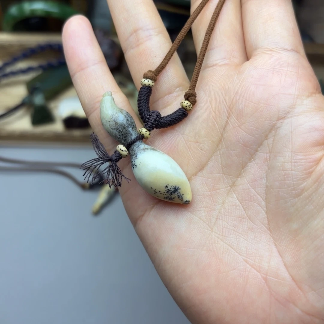 透闪石质玉未镶嵌颈饰