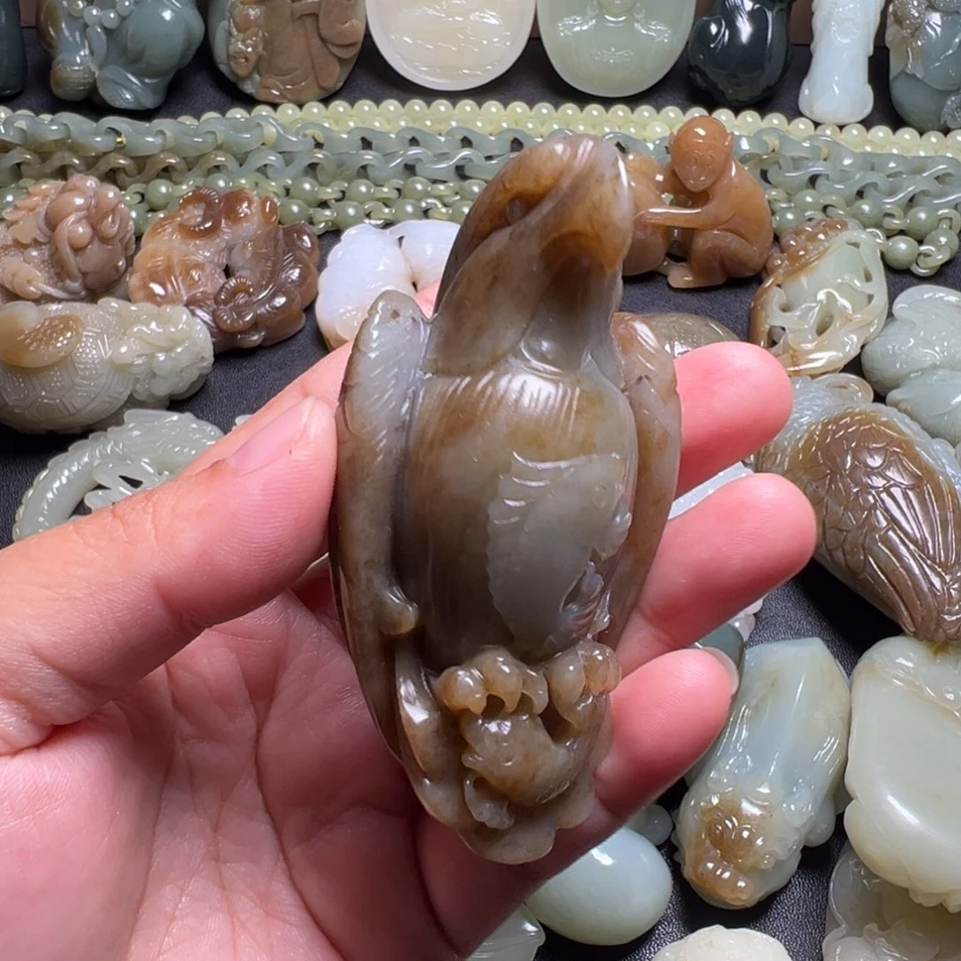 阳***光和田玉未镶嵌颈饰