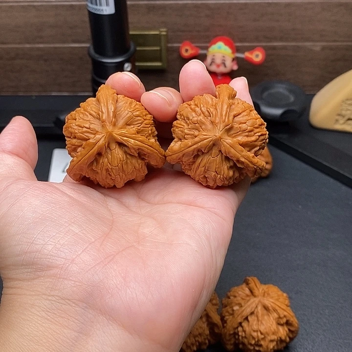 刻***心文玩核桃把件白奔