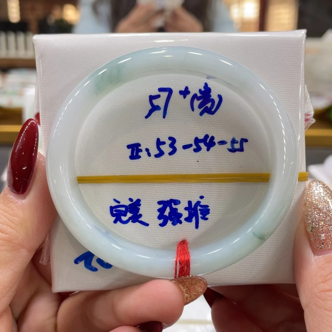 翡翠手镯未镶嵌翡翠