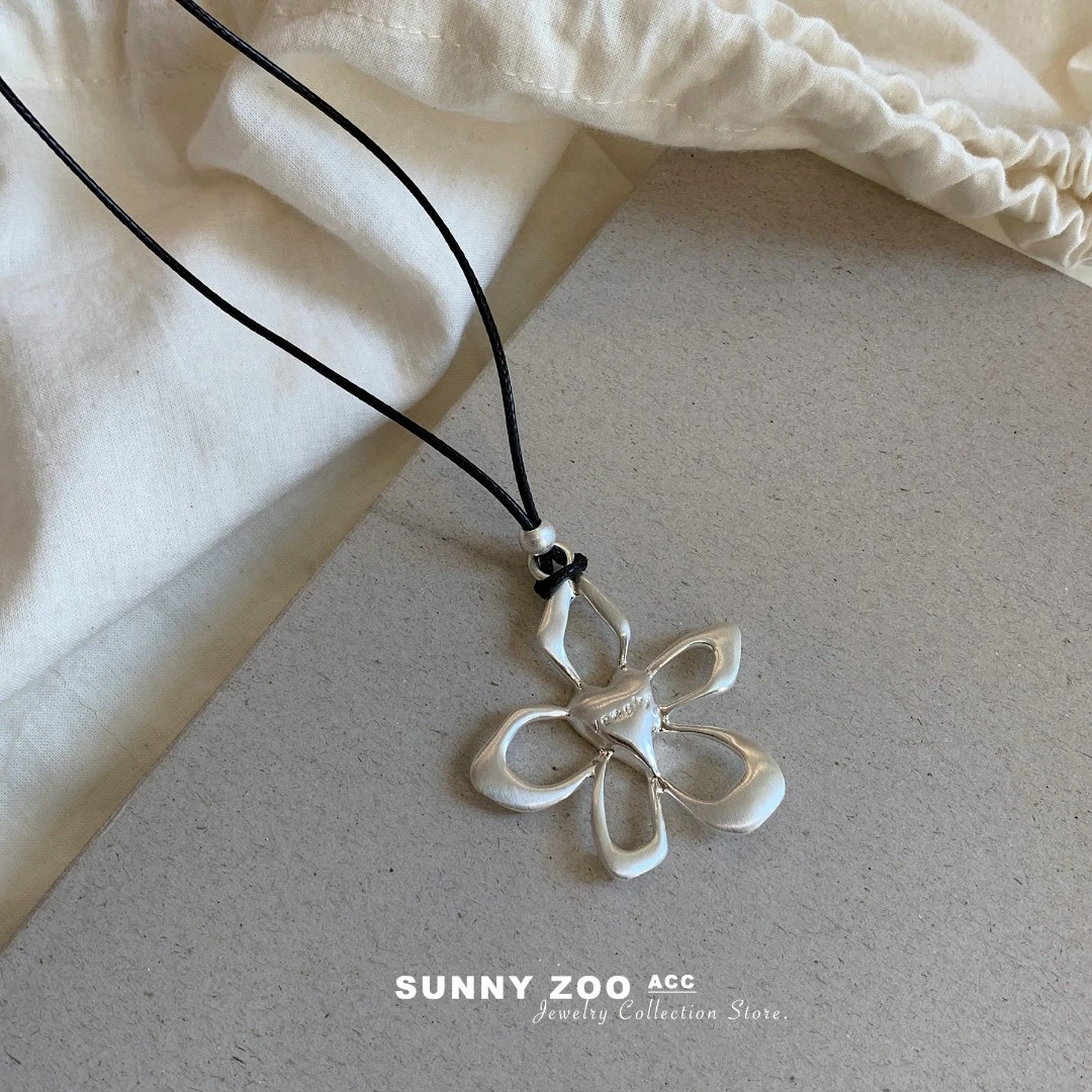 铜合金项链 小韩花事 韩系ins拉丝花朵黑绳项链小众甜美毛衣链