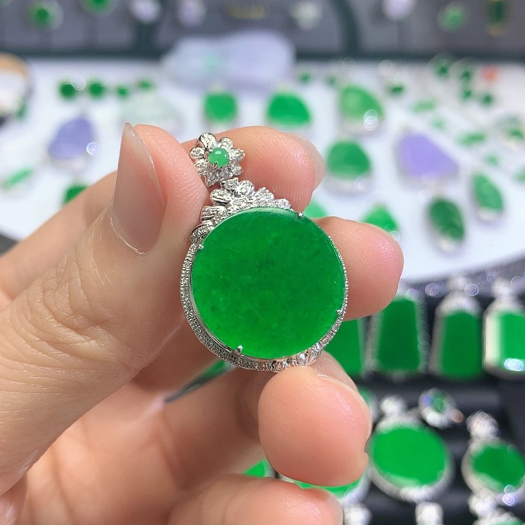 颈饰18K金镶嵌翡翠吊坠