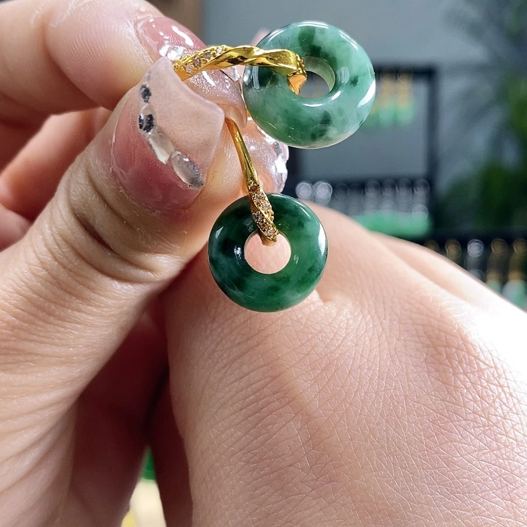 翡翠耳饰未镶嵌翡翠