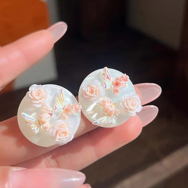合金树脂耳饰 温柔仙气醋酸白圆形耳钉手工蝴蝶花朵浪漫耳环饰品