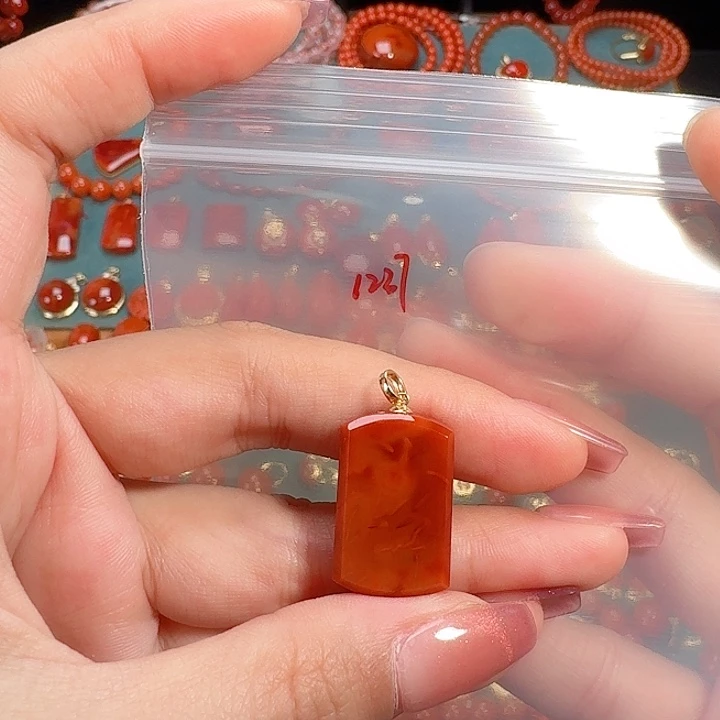 南红玛瑙18K金镶嵌吊坠