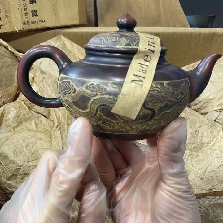 茶壶紫砂原矿泥料，手工制作的一把紫砂壶。