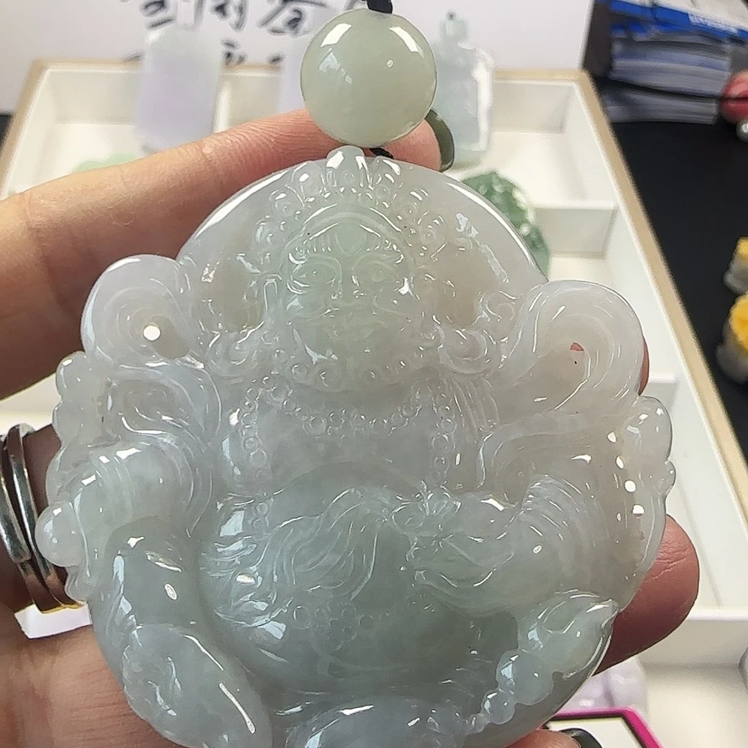 颈饰未镶嵌翡翠。，