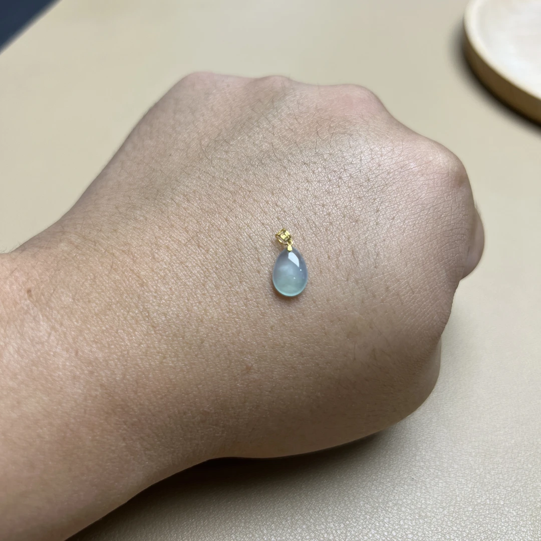 翡翠福瓜吊坠高冰种淡蓝底水头好18K金事业向上高贵精致高贵轻奢
