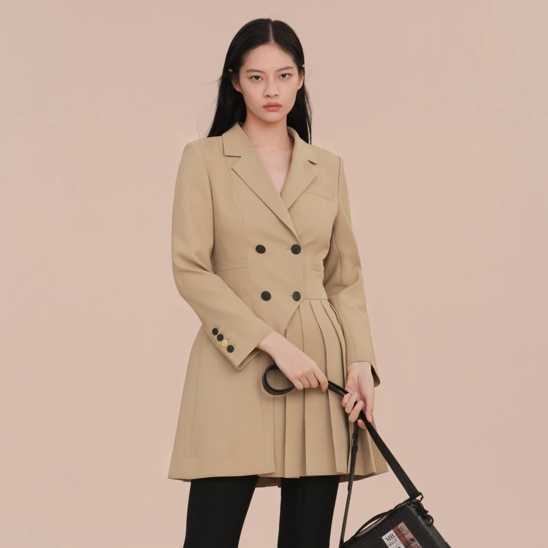 XG雪歌创意百褶拼接休闲西装春季新款卡其色中长款长袖外套女