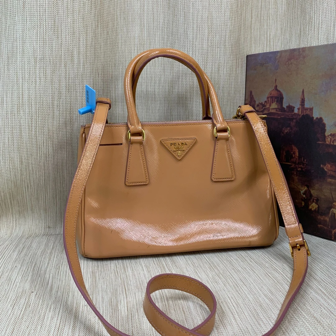 95新 Prada/普拉达 奶茶色杀手包/EE05118518/8518/瑕