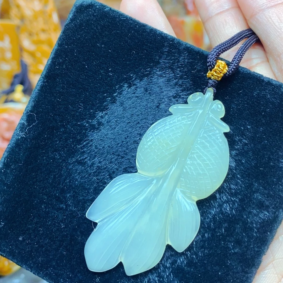 未镶嵌石英质玉（黄龙玉）颈饰