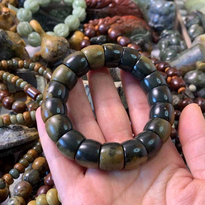 未镶嵌岫岩河磨玉（透闪石质玉）把件