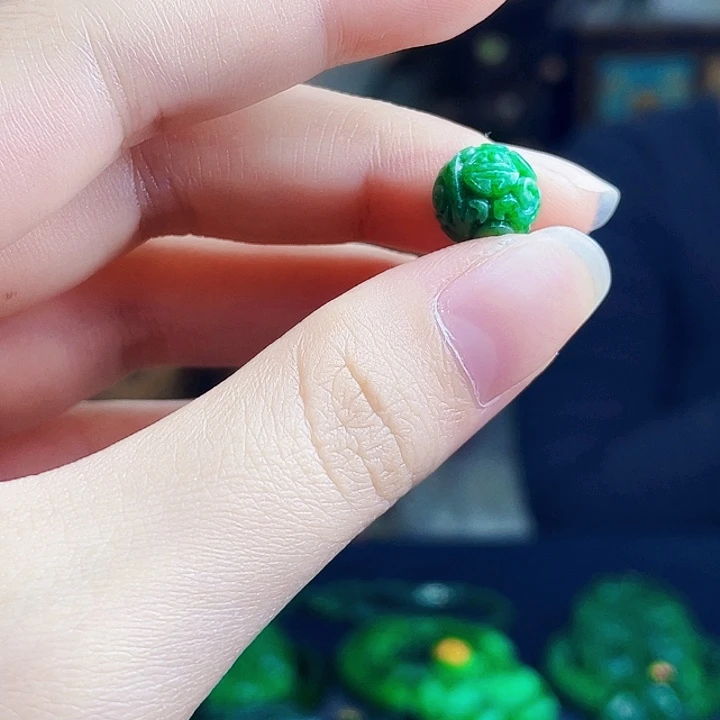 翡翠未镶嵌颈饰多样性