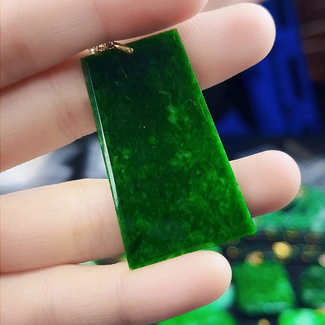 颈饰18K金镶嵌翡翠多样性