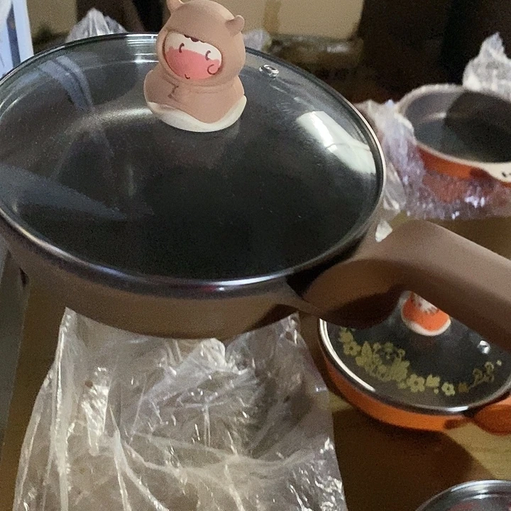 棕色小牛煎锅盖子铲子