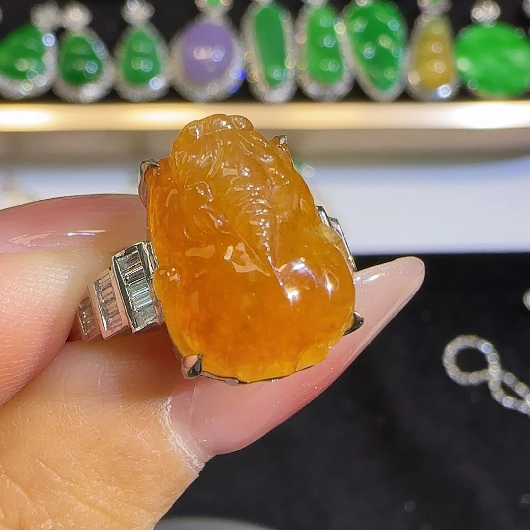 翡翠戒指18K金镶嵌。