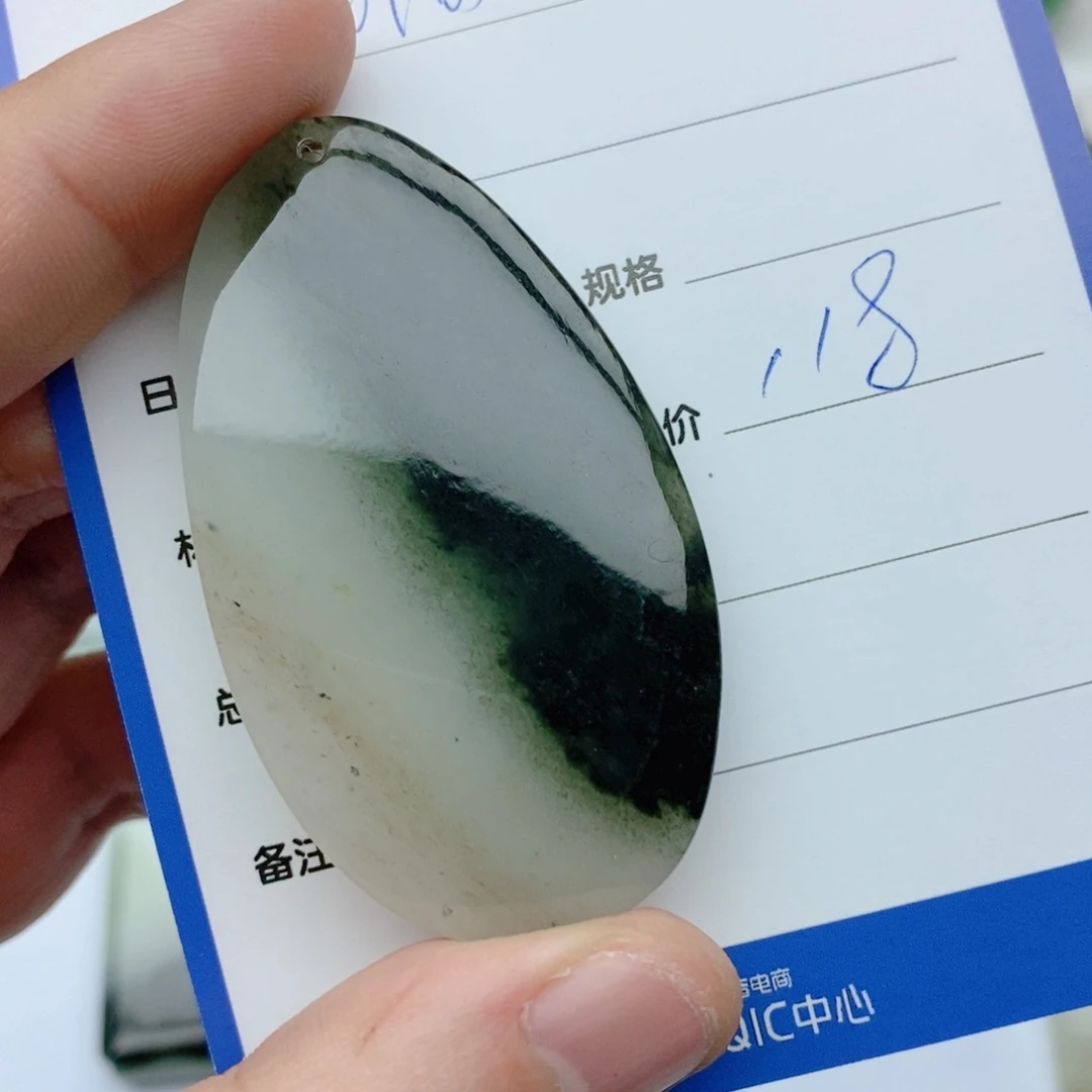 独山玉颈饰未镶嵌时**痕