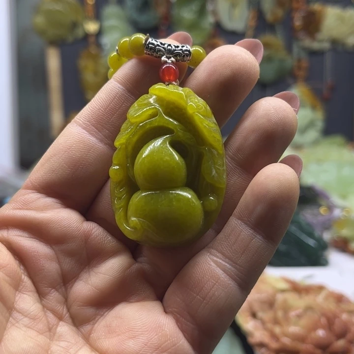 蛇纹石玉未镶嵌颈饰