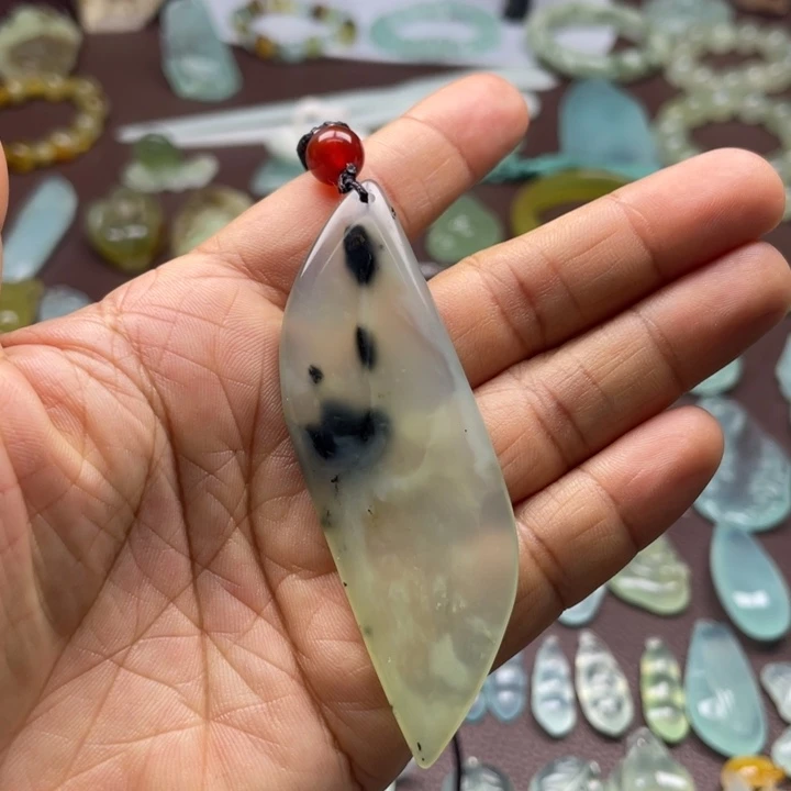蛇纹石玉未镶嵌颈饰
