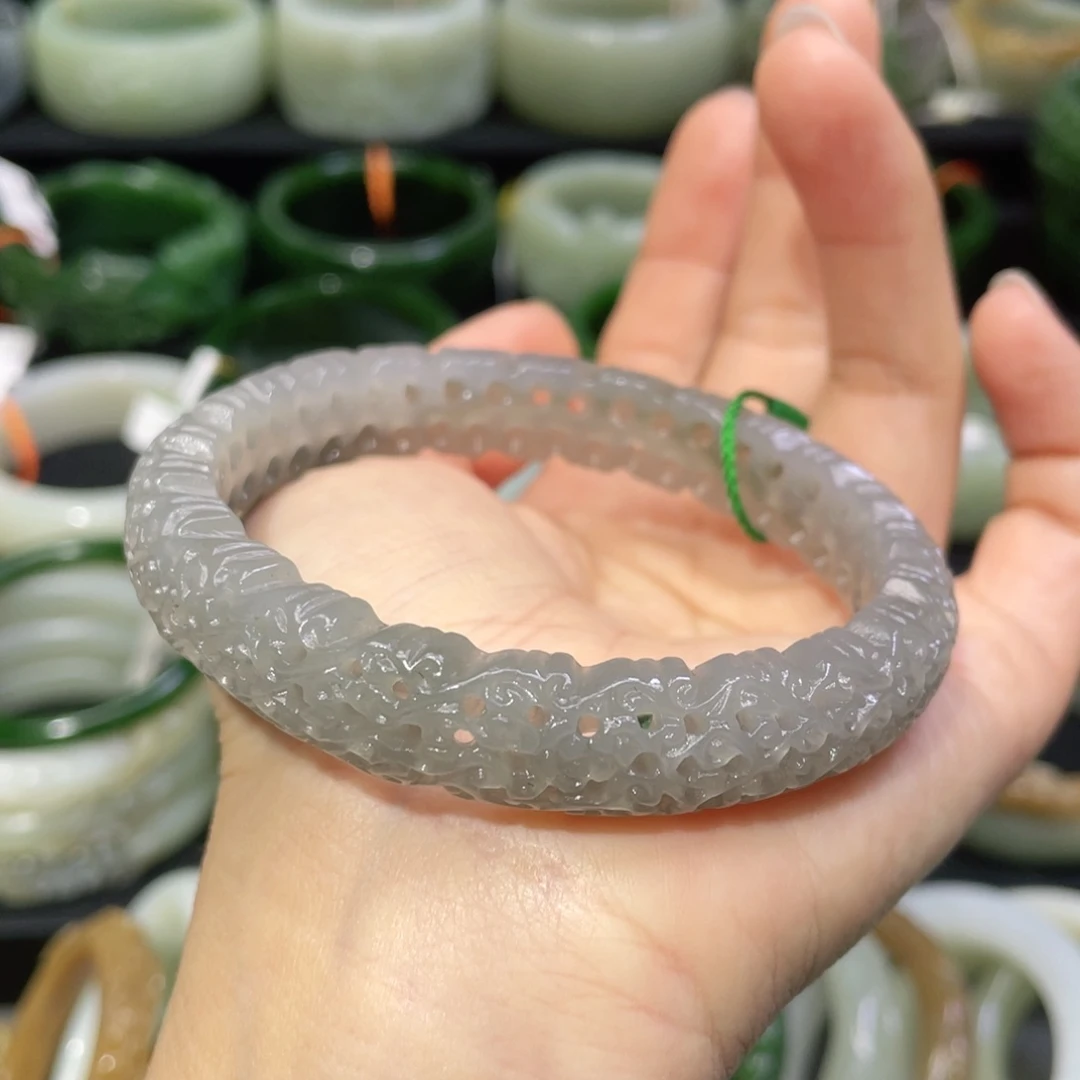 未镶嵌手镯和田玉91。    圈口62