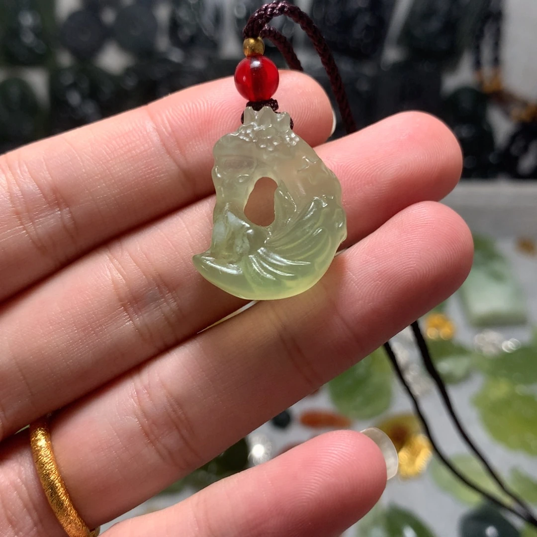 岫玉未镶嵌颈饰狐狸