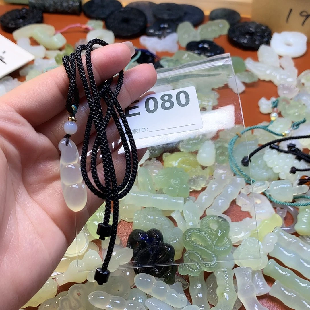 蛇纹石玉颈饰合金什****糕