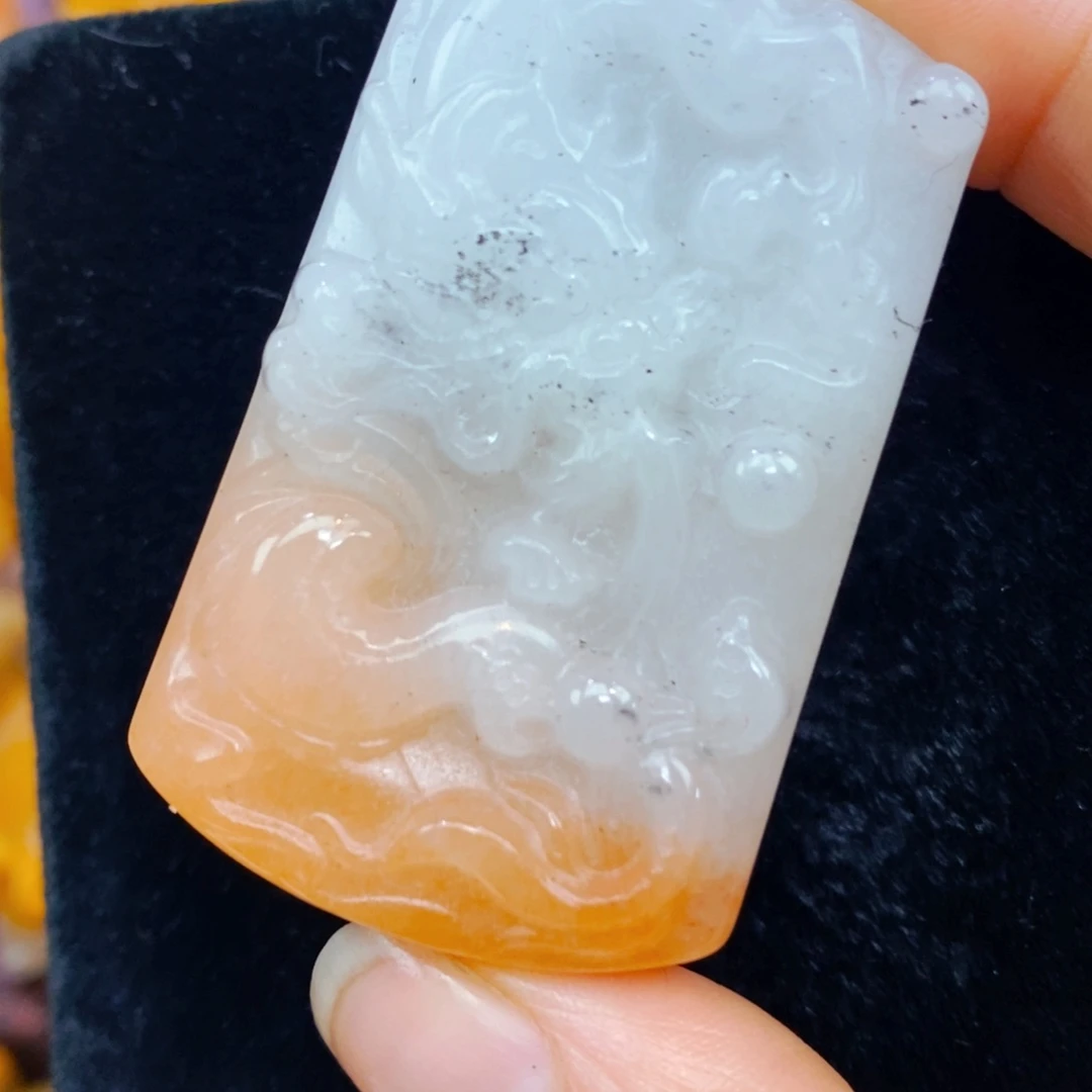 未镶嵌石英质玉（黄龙玉）颈饰