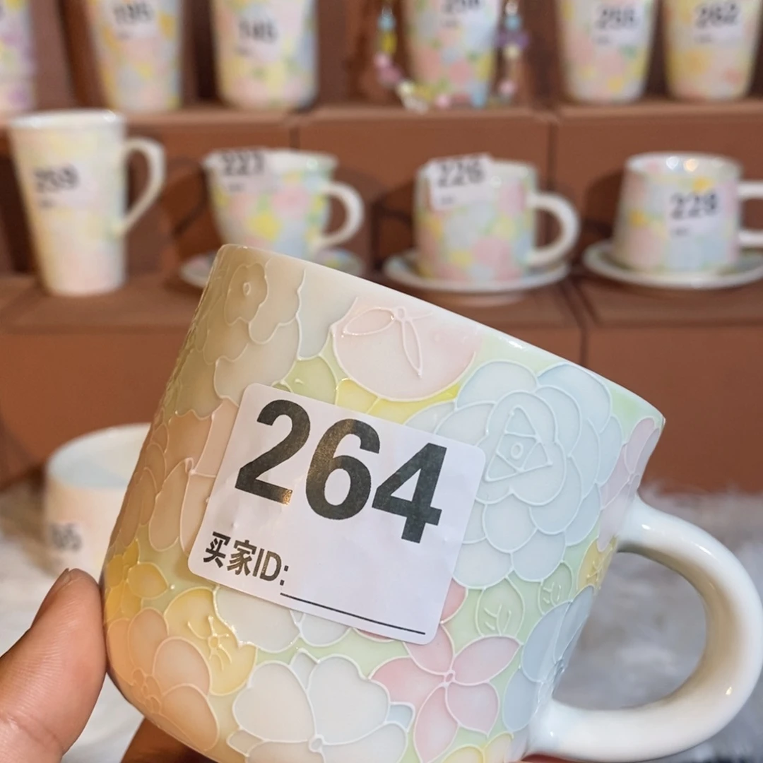 皓***B微微上扬地点北京故宫博物馆