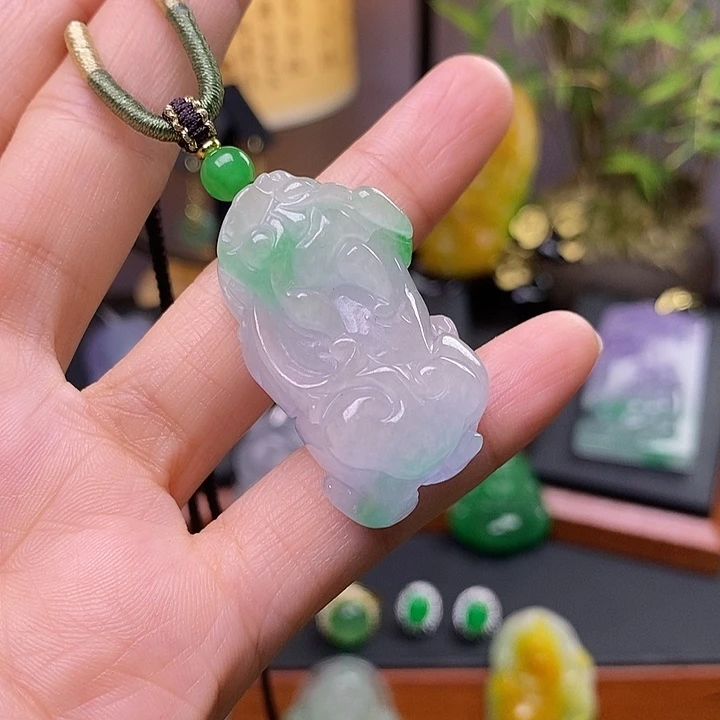 翡翠未镶嵌吊坠(赠链)