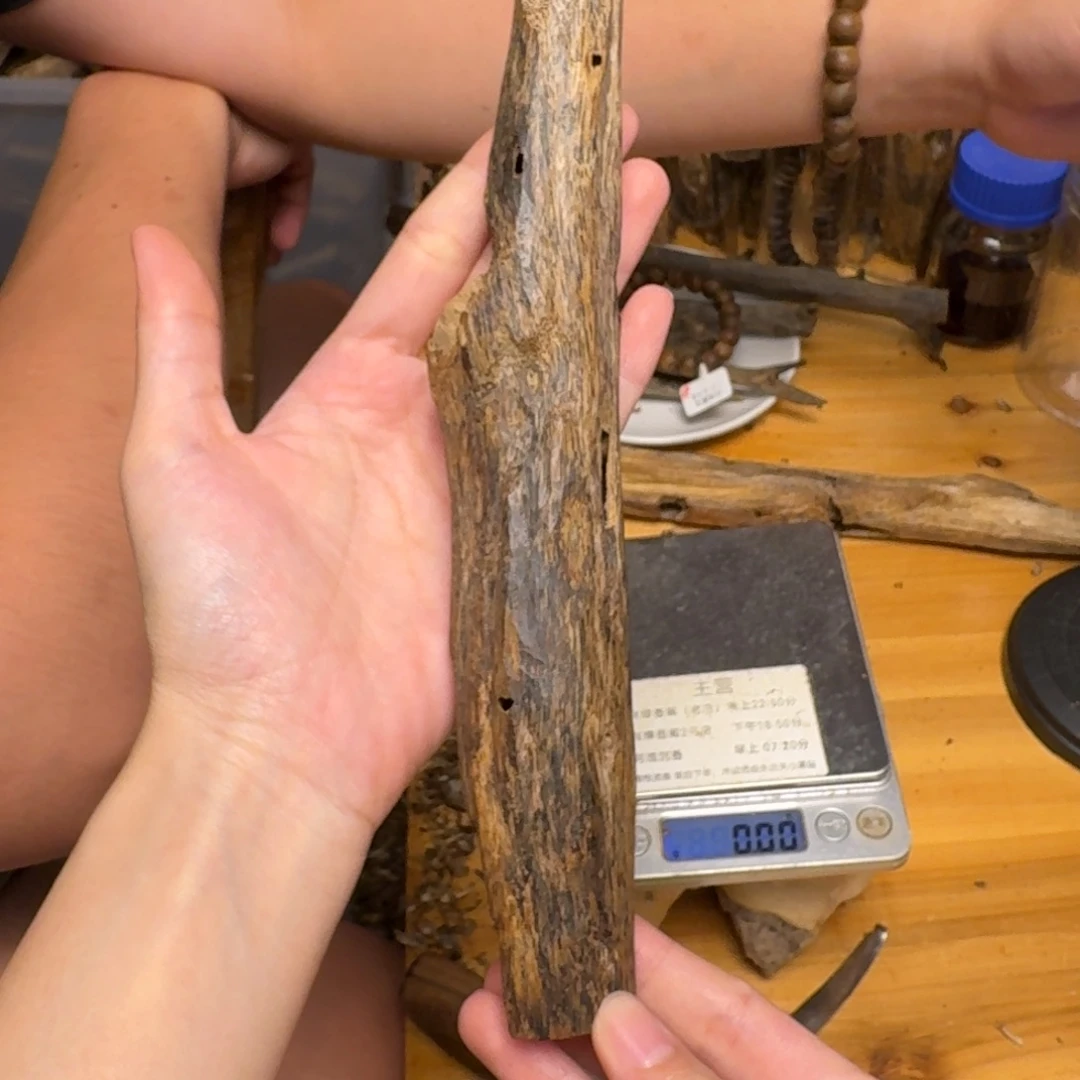 沉香碎屑沉香蓝宝石块料43克